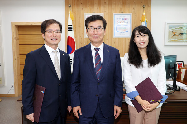 (사진 좌측부터) 김원호 변호사, 윤건영 충청북도교육감, 박남현 변호사