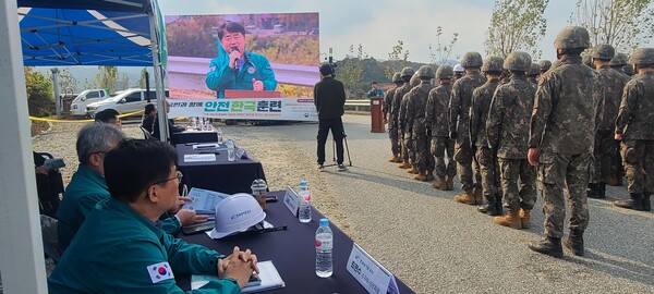 11월 1일(수) 진천 백곡저수지 인근에서 실시한 2023 재난대응 안전한국훈련에서 한국농어촌공사(본사) 김규전 수자원관리이사가 강평을 하고 있다.