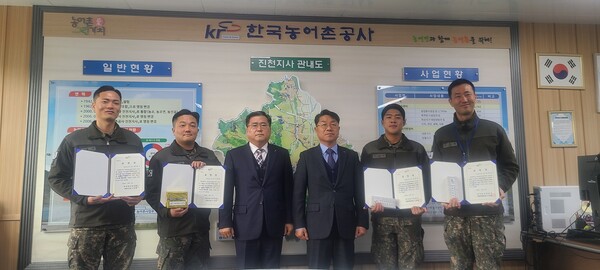 (사진 좌측 세번째) 신홍섭 충북지역본부장