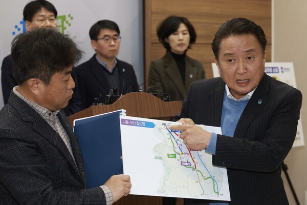 17일, 김영환 지사가 중부내륙 연결 도로, 철도 및 청주국제공항 민간 전용 활주로 신설에 대해 설명하고 있다.