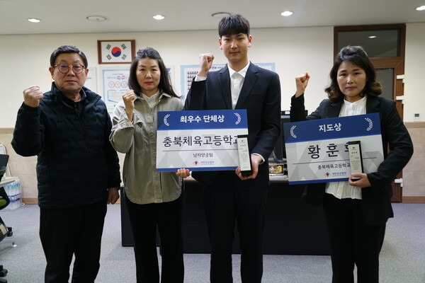 (사진 왼쪽부터) 손태규 교장, 신미현 감독, 김택중(2학년) 학생선수, 황훈휘 양궁부 지도자